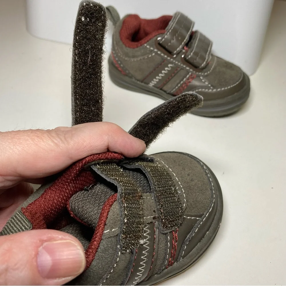 🌺 Genuine Kids OshKosh Infant Baby Size 2 Sneakers Two Strap